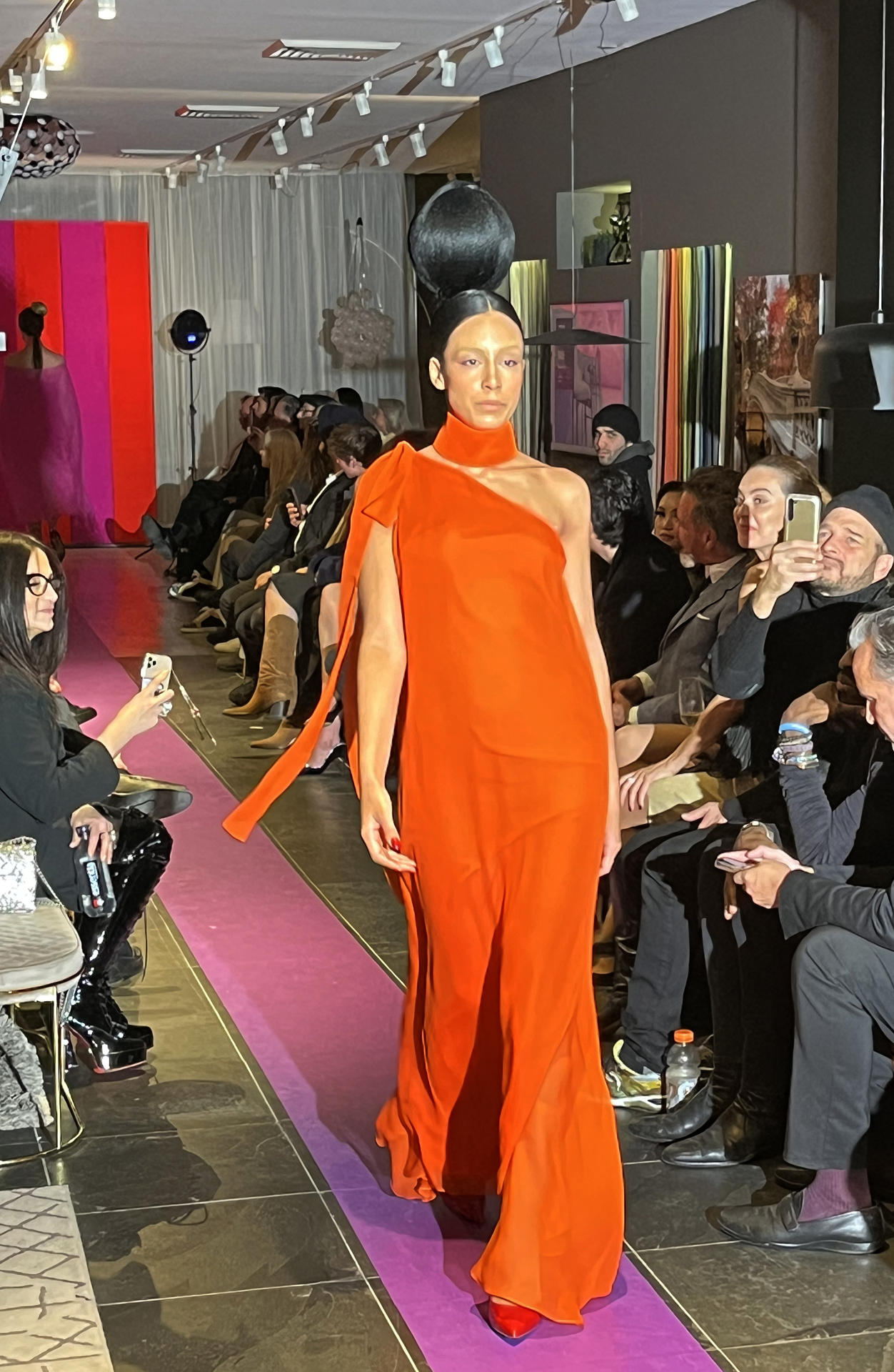 Modelos desfilan trajes del diseñador venezolano Nabys Vielman