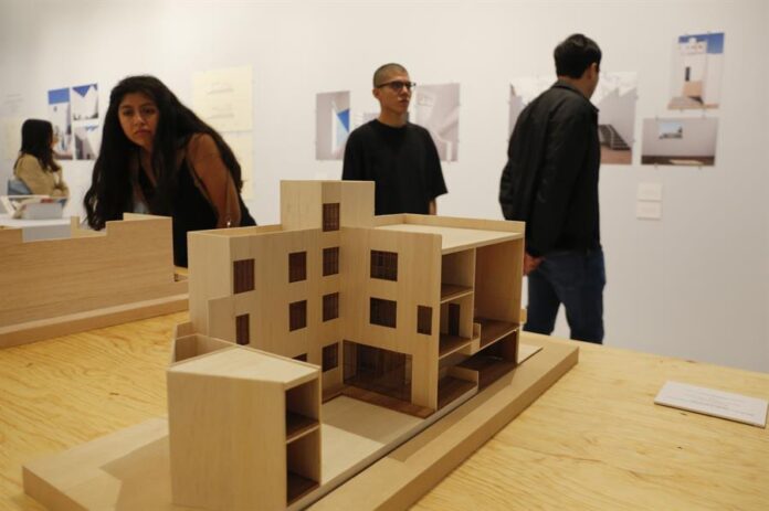 Los muralistas se nutrieron de las vanguardias arquitectónicas en México, Estados Unidos y Europa para mejorar ciertas técnicas y crear sus propios espacios de trabajo, dijo este viernes a EFE Mónica del Arenal, curadora de la exposición.