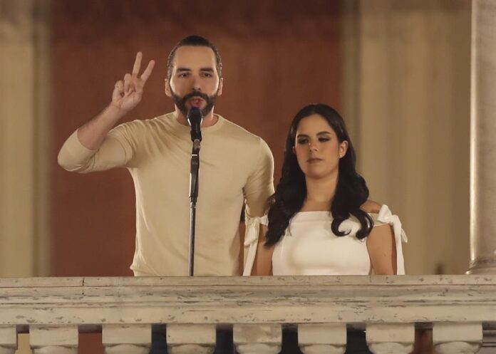 Bukele capitalizó su popularidad basada principalmente en su política de mano dura contra las pandillas, que también le suma adeptos en buena parte de Latinoamérica.