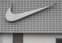 Nike despedirá desde hoy al 2 % de sus empleados, unas 1.500 personas La compañía, que tiene su sede central en Portland, Oregon, emplea allí a 15.500 personas, y a un total de 83.000 en todo el mundo.