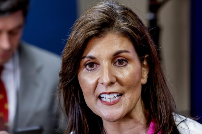 Haley, quien en las últimas semanas ha endurecido las críticas contra el expresidente, envió un comunicado con ilustraciones en las que aparece Trump con políticos como el presidente chino, Xi Jinping, el presidente ruso, Vladímir Putin, o el norcoreano, Kim Jong-un.