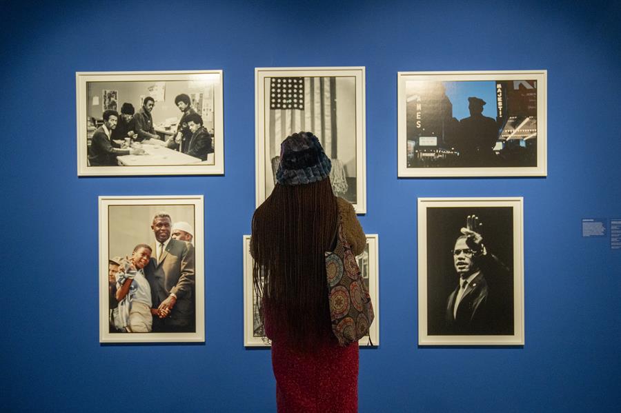 Una mujer observa fotograf&iacute;as de Godon Paks, perteneciente a la colecci&oacute;n de arte de la cantante Alicia Keys y su marido el productor Swizz Beatz, titulada 'Giants' ('Gigantes').