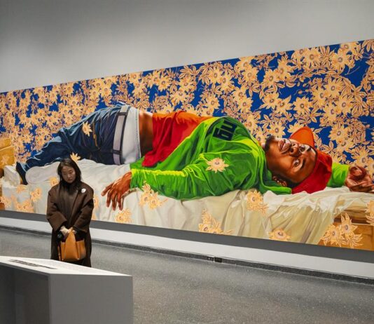 El título de la muestra hace referencia a diversos aspectos que caracterizan la exposición, como el amplio recopilatorio de piezas de emblemáticos artistas o la inclusión de inmensos murales.
