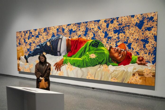 El título de la muestra hace referencia a diversos aspectos que caracterizan la exposición, como el amplio recopilatorio de piezas de emblemáticos artistas o la inclusión de inmensos murales.