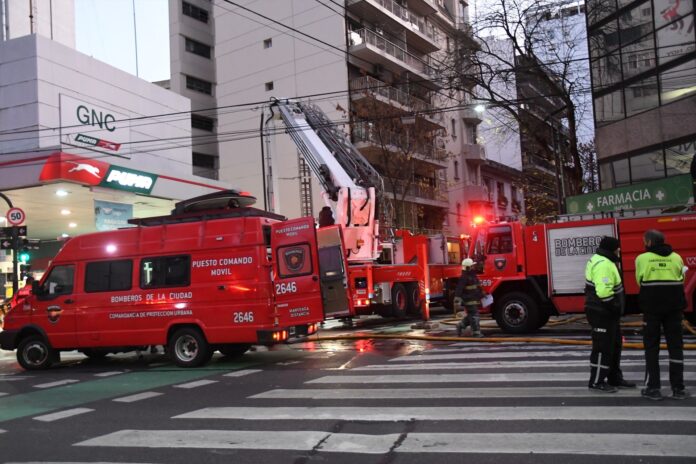 El incendio ha tenido lugar por causas que se desconocen en una subestación de la empresa eléctrica Edesur en la avenida José María Moreno, a donde se han desplazado los bomberos para intentar contener las llamas.