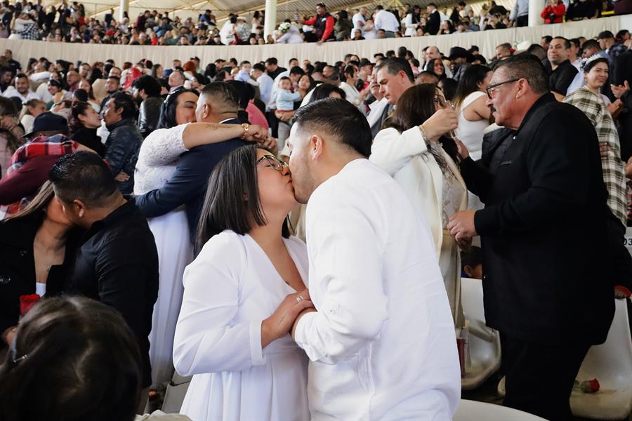 Parejas contraen matrimonio este mi&eacute;rcoles durante una boda colectiva en la ciudad de Tijuana (2)