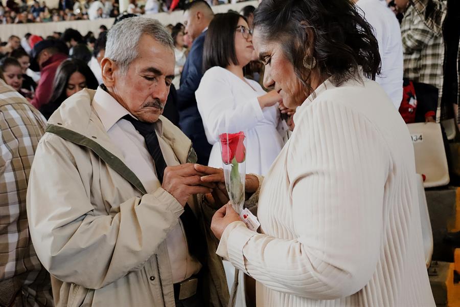 Parejas contraen matrimonio este mi&eacute;rcoles durante una boda colectiva en la ciudad de Tijuana (3)