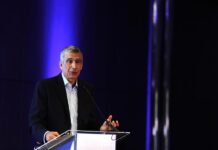 El presidente ejecutivo de la Aerolínea Copa Airlines, Pedro Heilbron, habla durante la presentación de los planes para 2024 de la compañía este lunes, en Ciudad de Panamá.