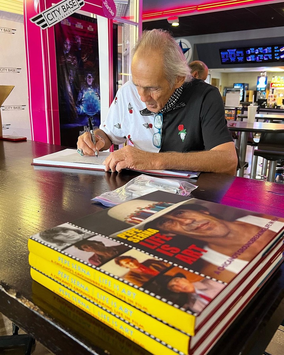 Serna firmando aut&oacute;grafos para su libro, &ldquo;Life is Art&rdquo;.