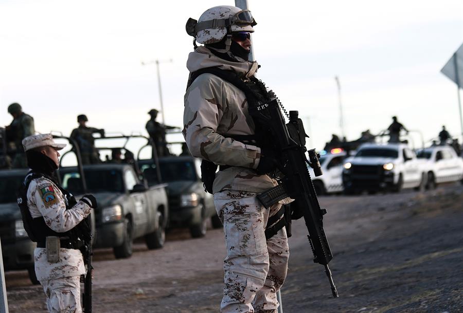 Personal del Ejercito Mexicano realizan labores de vigilancia hoy, en Ciudad Juárez (1)