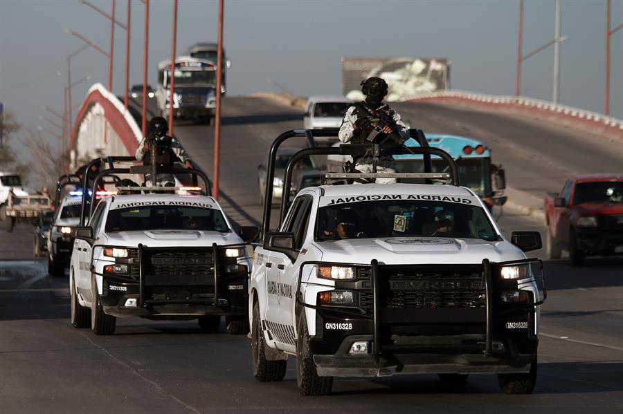 Personal del Ejercito Mexicano realizan labores de vigilancia hoy, en Ciudad Juárez (2)