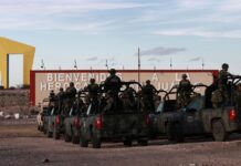 Personal del Ejercito Mexicano realizan labores de vigilancia hoy, en Ciudad Juárez (3)