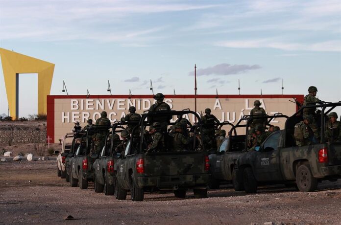 Personal del Ejercito Mexicano realizan labores de vigilancia hoy, en Ciudad Juárez (3) Personal del Ejercito Mexicano realizan labores de vigilancia hoy, en Ciudad Juárez (3)