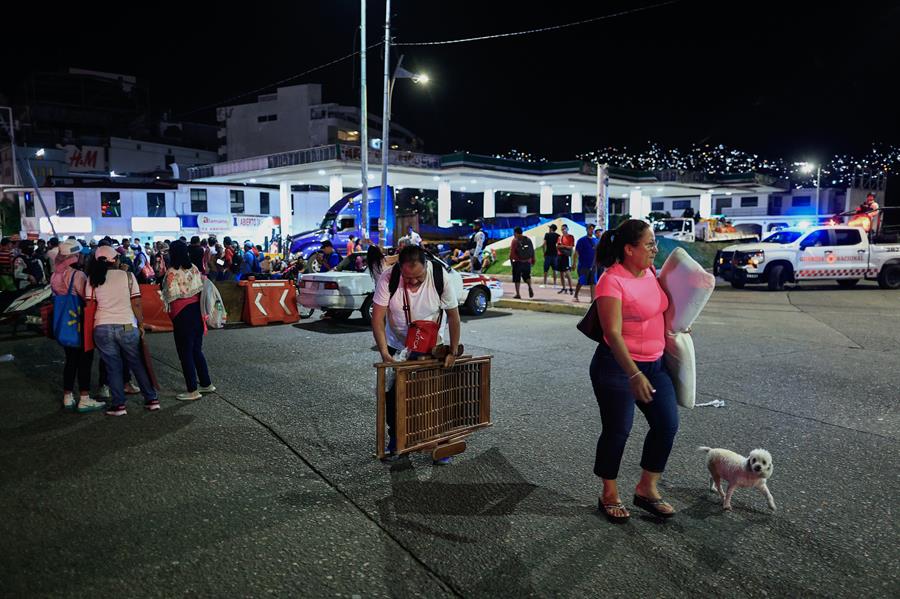 Personas afectadas por el hurac&aacute;n &ldquo;Otis&rdquo; cierran una de las avenidas mas importantes (2)