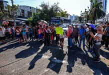 Cientos de damnificados por Otis exigen a autoridades ser censados y desquician Acapulco Personas afectadas por el huracán “Otis” cierran una de las avenidas mas importantes (3)