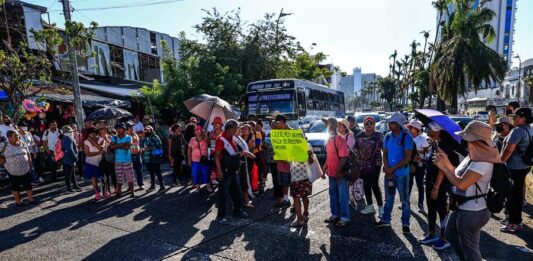 Personas afectadas por el huracán “Otis” cierran una de las avenidas mas importantes (3)