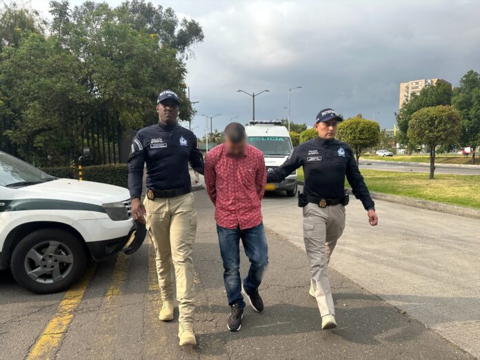 Policías detienen a un sospechoso en Colombia (archivo) La operación para detener al capo de 46 años ha estado coordinada con la Agencia Antidrogas de Estados Unidos, la DEA, la Fiscalía General y las Fuerzas Militares.