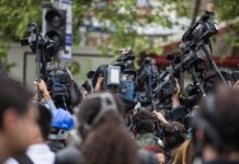 Según la Escuela Medill de la Universidad Northwestern, un promedio de cinco periódicos locales cierran cada dos semanas.