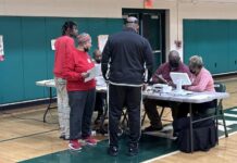 Personas mientras asisten a un centro de votación hoy en Columbia, Carolina del Sur.