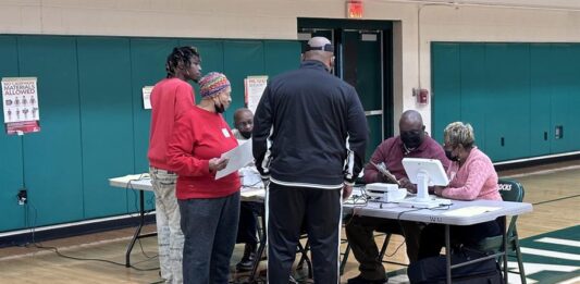 Personas mientras asisten a un centro de votación hoy en Columbia, Carolina del Sur.