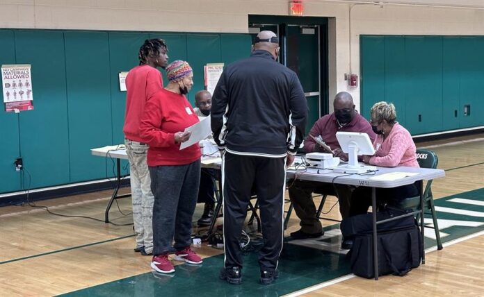 Personas mientras asisten a un centro de votación hoy en Columbia, Carolina del Sur.