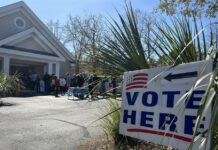 Votantes hacen fila para participar en las elecciones primarias republicanas este sábado, en la iglesia presbiteriana Eastbridge, en Charleston, Carolina del Sur (Estados Unidos). La exgobernadora de Carolina del Sur, Nikki Haley, compite por la nominación republicana con el expresidente Donald Trump.