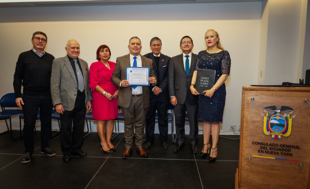 El l&iacute;der dominicano Radhames Rodriguez, quien preside la organizaci&oacute;n United Bodegas of America, recibi&oacute; un reconocimiento especial como Edec&aacute;n del progreso empresarial por parte del Comit&eacute; Internacional Galo Plaza.