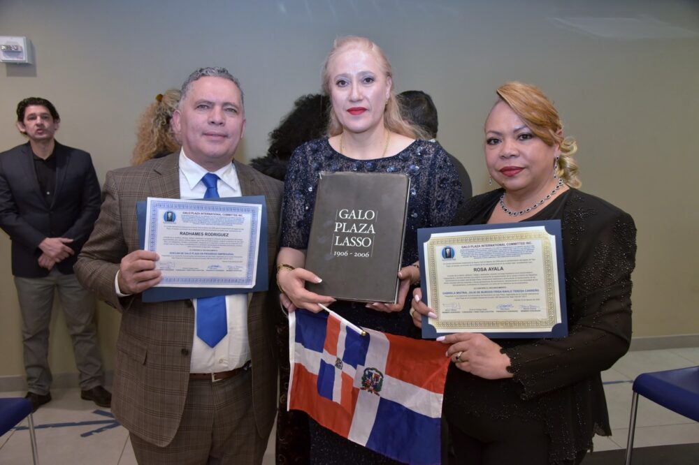 Ximena Hidalgo Ayala con reconocidos dominicanos.