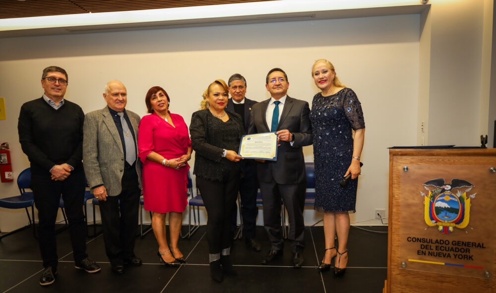 La pionera y activista cultural dominicana Rosa Ayala recibi&oacute; el reconocimiento Gabriela Mistral, Julia de Burgos Frida Kahlo Teresa Carre&ntilde;o, de manos de S.E. embajador Jose Sandoval, c&oacute;nsul general de Ecuador en Nueva York.