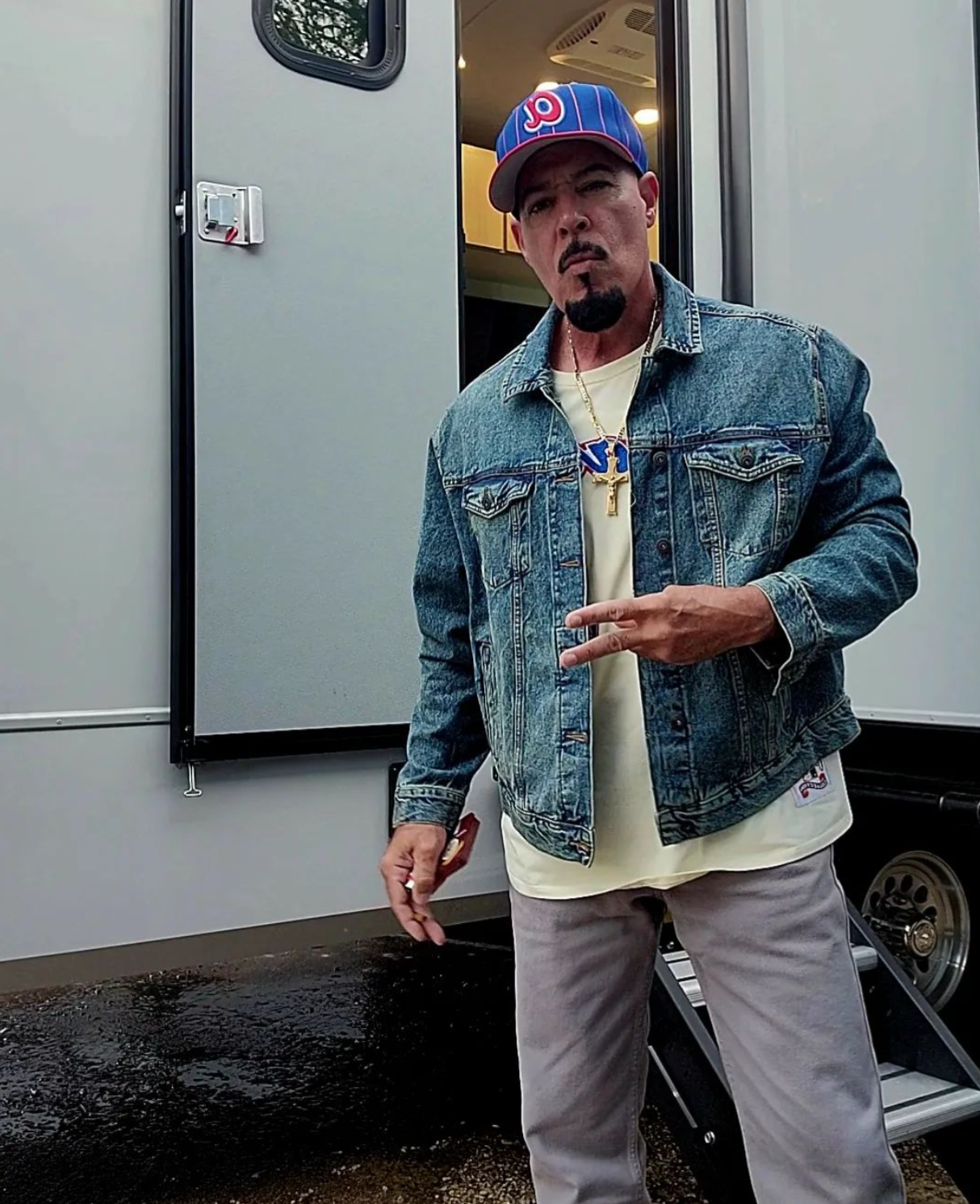 S&aacute;nchez en el set de la serie, &ldquo;Black Mafia Family&rdquo;, en el que interpreta un personaje recurrente.
