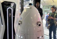 Personas observan el robot K5, que permite dar información en tiempo real a los agentes, durante una conferencia de prensa para presentar nueva tecnología policial en Times Square, Nueva York.