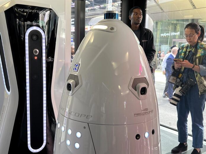 Personas observan el robot K5, que permite dar información en tiempo real a los agentes, durante una conferencia de prensa para presentar nueva tecnología policial en Times Square, Nueva York.