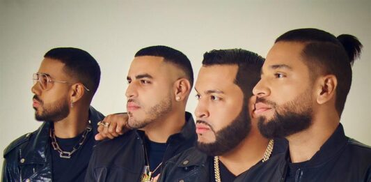Romeo Santos (i) y los integrantes del grupo Aventura