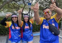 Aficionados venezolanos hoy, en Miami, vistiendo camisetas nacionales, alzando banderas y luciendo los rostros pintados con los colores de sus respectivos equipos.