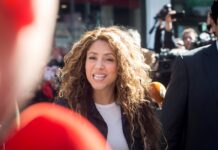 Shakira niega ante el juez una nueva acusación de fraude fiscal en España por 6,6 millones La cantante colombiana aceptó el pasado noviembre el pago de una multa de 7,8 millones de euros, tras un pacto con la Fiscalía y la Agencia Tributaria de España que le evitó el ingreso en prisión.