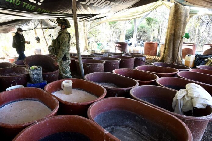 Soldados del Ejército hacen presencia en un laboratorio clandestino de droga sintética, hoy, en Quiriego Sonora