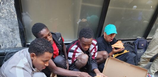 La administración de Adams comenzará a distribuir tarjetas de débito prepagadas a las familias migrantes.