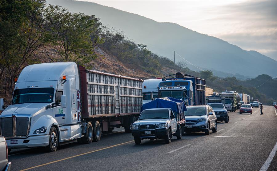Transportistas bloquean una carretera este jueves en el balneario de Acapulco (1)