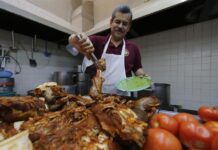 Un cocinero sirve platos con birria