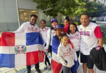 Un grupo de aficionados dominicanos que viajaron desde Santo Domingo (República Dominicana) hasta Miami