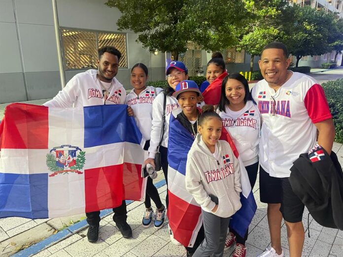 Un grupo de aficionados dominicanos que viajaron desde Santo Domingo (República Dominicana) hasta Miami