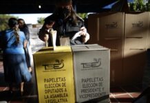 Un militar ayuda a una jurado de votación a sellar una urna hoy, en el Teatro de Cámara en San Salvador (1)