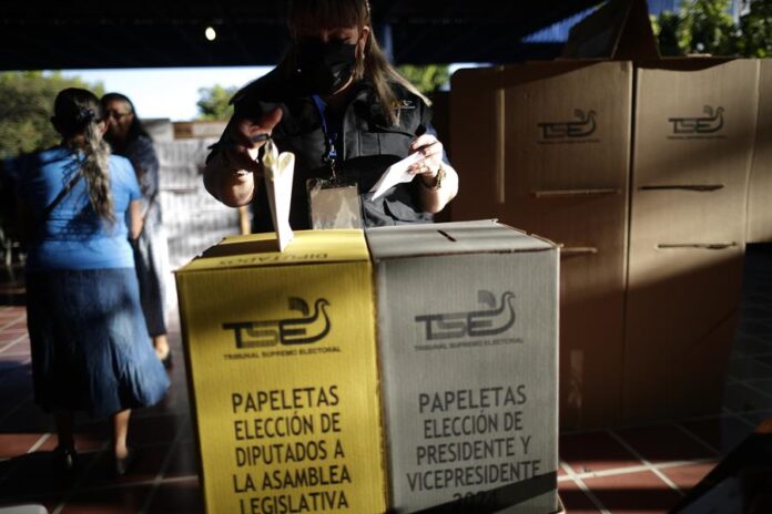 Un militar ayuda a una jurado de votación a sellar una urna hoy, en el Teatro de Cámara en San Salvador (1) Un militar ayuda a una jurado de votación a sellar una urna hoy, en el Teatro de Cámara en San Salvador (1)