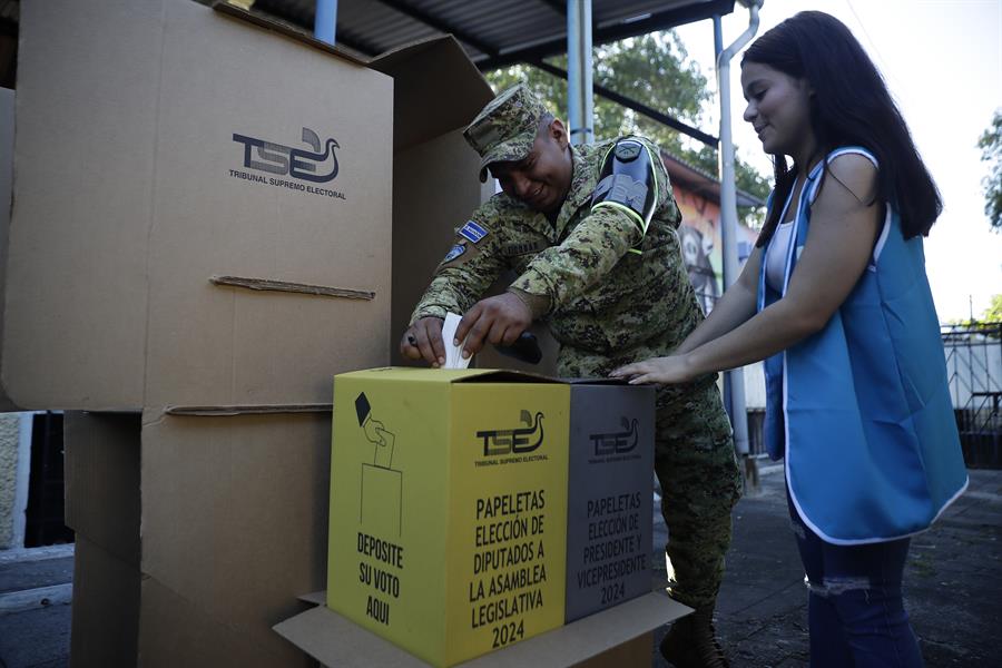Un militar ayuda a una jurado de votación a sellar una urna hoy, en el Teatro de Cámara en San Salvador (3)