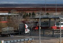 Un vehículo transita por el área de carga de Puente de Tornillo