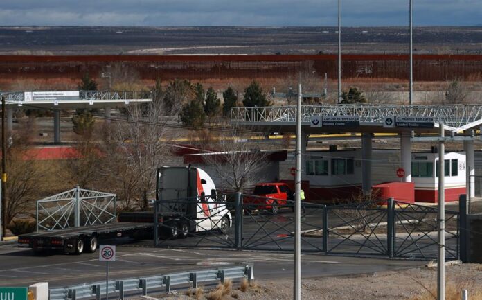 Un vehículo transita por el área de carga de Puente de Tornillo