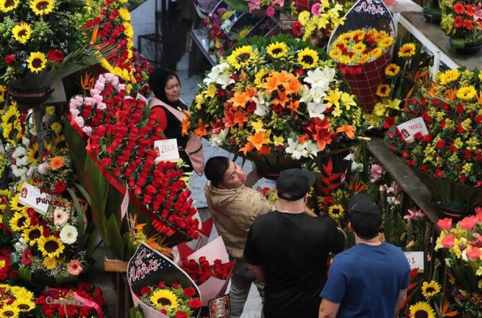 Una persona compra en el mercado Jamaica durante los preparativos para San Valentín (2) san Valentin