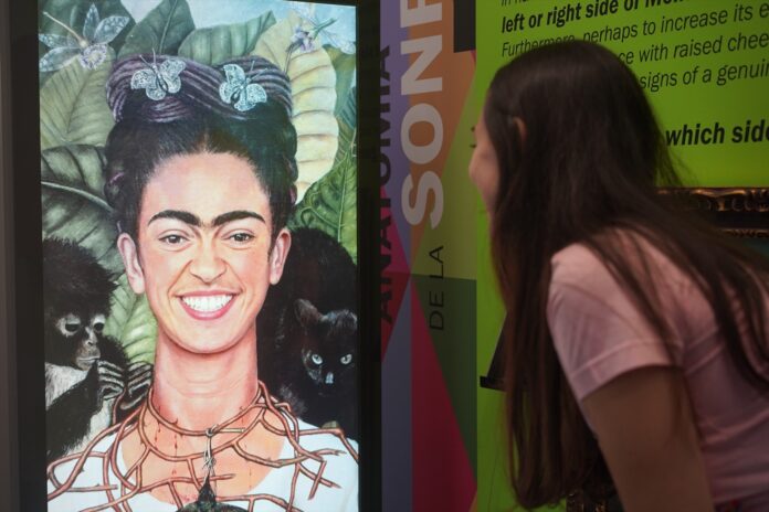 De hecho, el museo cuenta con un gran mural que da fe de esta teoríam, y en el que los visitantes pueden escribir en una nota todas las cosas que creen que les aportan alegría o felicidad.