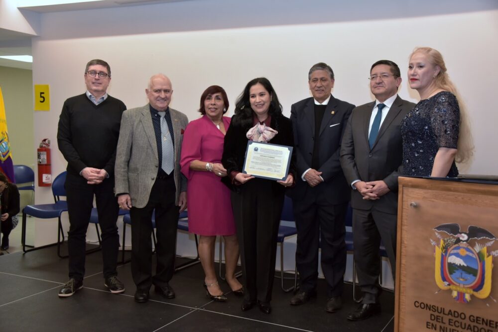 La activista cultural Ver&oacute;nica Ramirez, directora general de Casa Puebla Nueva York-Nueva Jersey acompa&ntilde;ada del comit&eacute; de honor de la ceremonia anual conmemorativa del natalicio de Galo Plaza, encabezada por S.E. embajador Jos&eacute; Sandoval, c&oacute;nsul general de Ecuador.