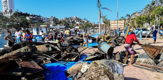 Varias personas participan en una actividad de recolección de basuras hoy, en Acapulco (1)